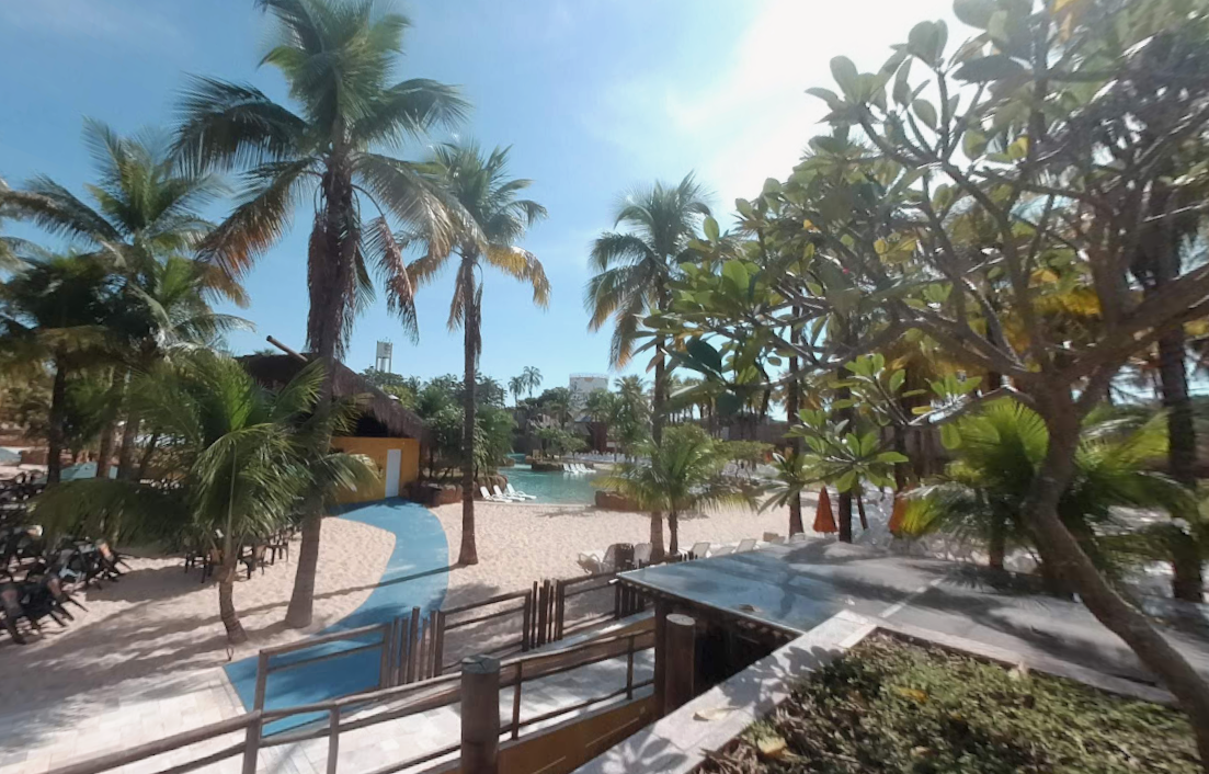 Imagem da vista com piscinas e uma cabana junto a vegeta&ccedil;&atilde;o