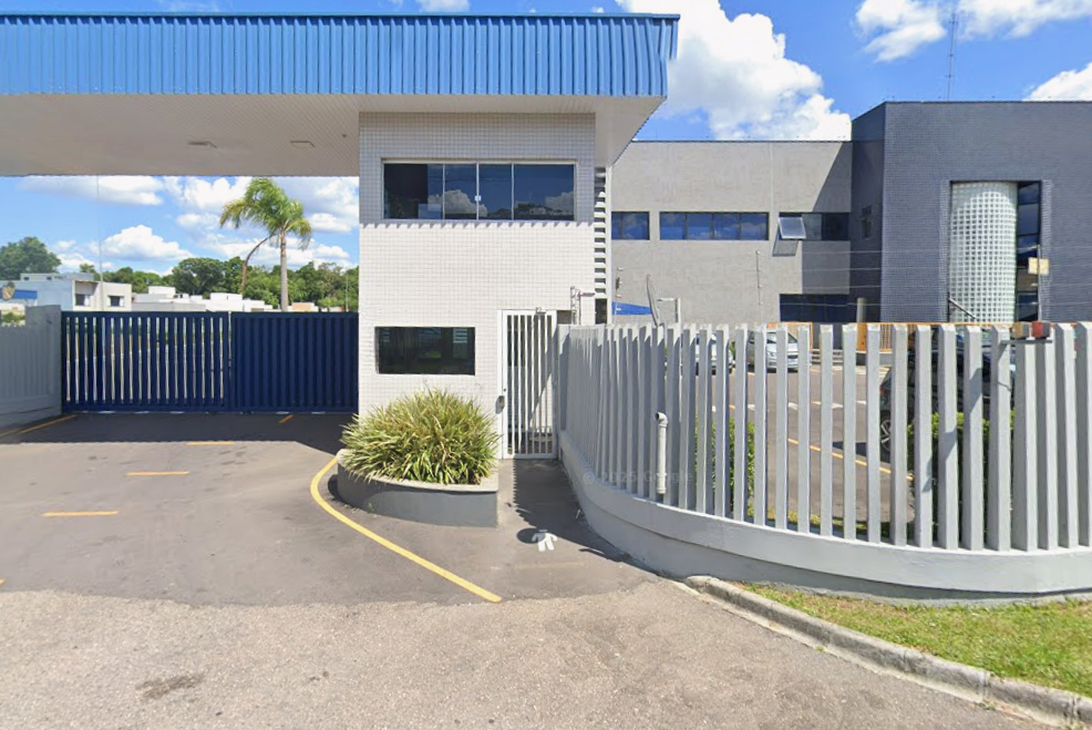 Vis&atilde;o exterior de um armazem com posto de trabalho a vista