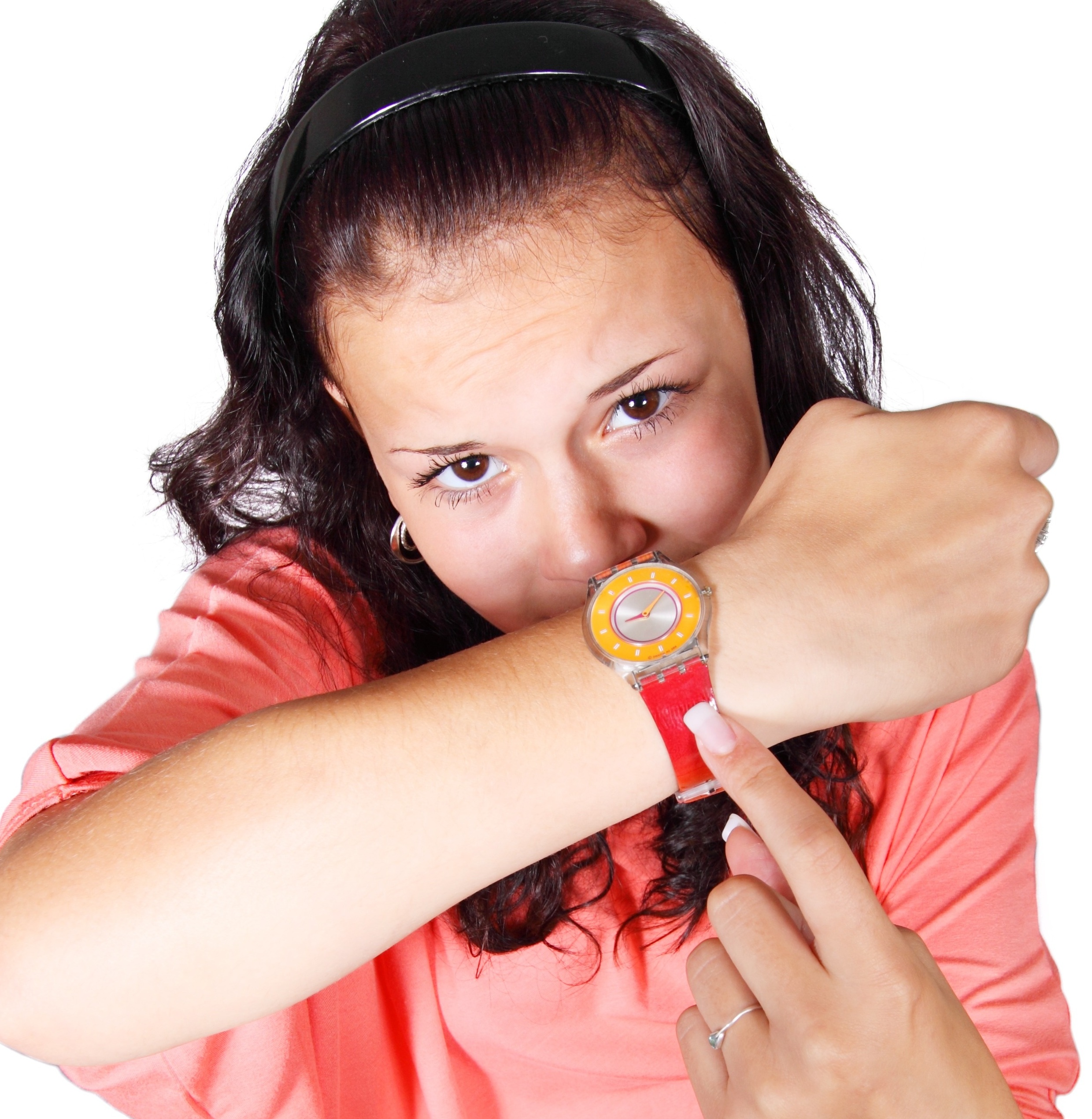 Jovem apontando para o rel&oacute;gio indicando que horas s&atilde;o