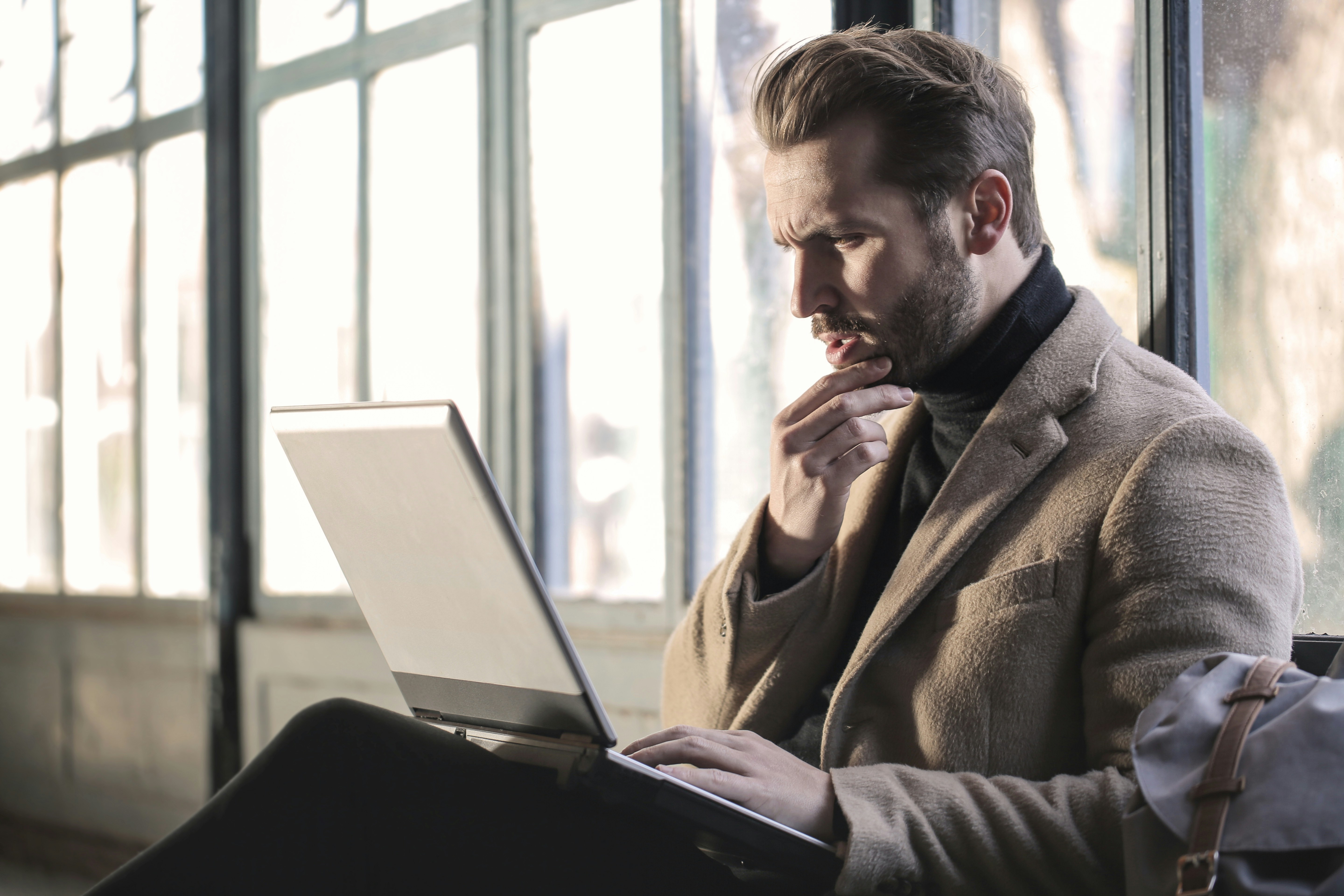 Homem de terno olhando para notebook