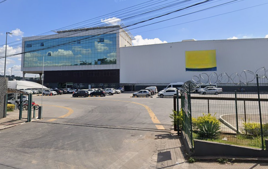 Vis&atilde;o exterior de um armaz&eacute;m moderno com espelhos